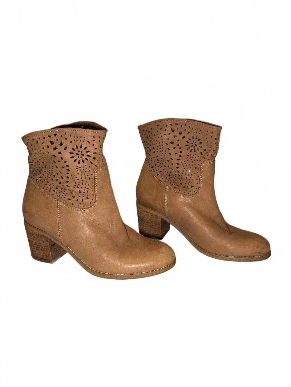 Crown Vintage 7M Tan Laser Cut Ankle Boots Western Boho Cowgirl Chic Block Heel
